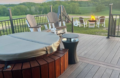 Viola Cabina | Secluded cabin on 75 acres 360 views cedar hot tub infrared sauna outdoor Shower