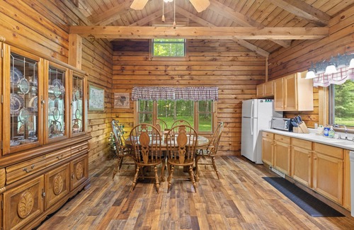 Avoca Cabina | Secluded cabin on creek-Hiking, Fire Pit, Large Yard, Pet Friendly!