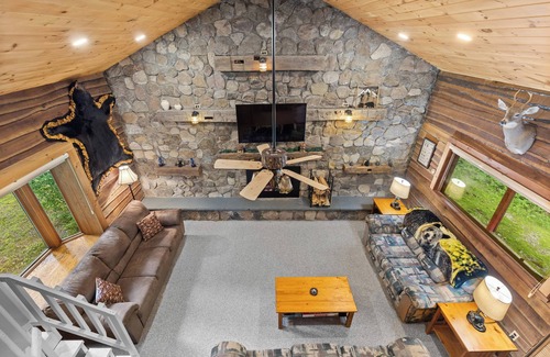 Avoca Cabina | Secluded cabin on creek-Hiking, Fire Pit, Large Yard, Pet Friendly!