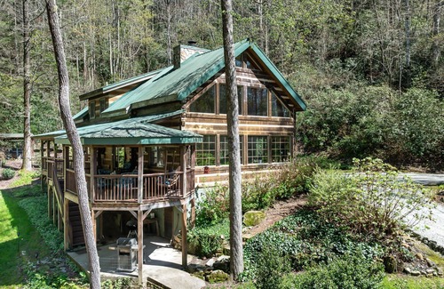 Brevard Cabina | Secluded Cabin on Private 6 Acres w/ 2 Waterfalls & 4 Streams Near Brevard