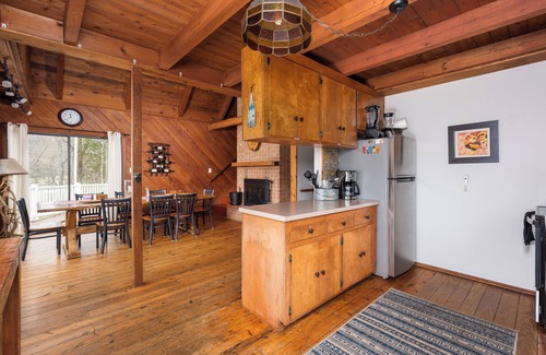 Lovingston Cabina | Secluded Cabin– Pool w/ Mountain Views + Trails