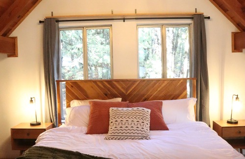 Alta Cabina | Secluded cabin retreat on 8 private acres with Hot Tub