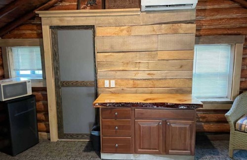 Alger Cabina | Secluded Cabin Sanctuary with Direct River Access & Indoor Pool