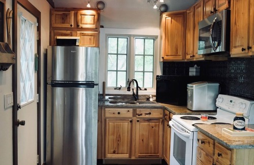 East Stroudsburg Cabina | Secluded Cabin Getaway I Hot tub, Firepit, Kayaks and more!
