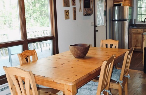 East Stroudsburg Cabina | Secluded Cabin Getaway I Hot tub, Firepit, Kayaks and more!