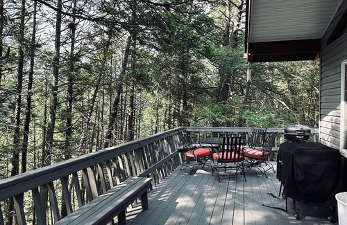 East Stroudsburg Cabina | Secluded Cabin Getaway I Hot tub, Firepit, Kayaks and more!