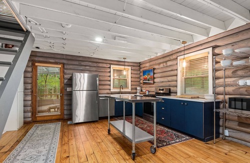 Kingston Springs Cabina | Secluded Cabin ~ 30 Minutes to Downtown Nashville or Downtown Franklin ~ Fire Pit ~ Family Fun!