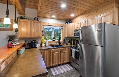 Snoqualmie Pass Casa | Secluded Cabin w/ Hot Tub & Sauna in Snoqualmie