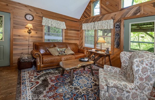 Lake Toxaway Cabina | Secluded Cabin w/ Fire Pit and Pickleball