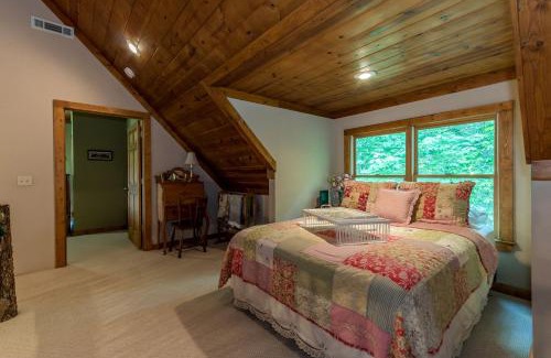 Hiawassee Casa | Secluded Cabin with Pool Table Nestled Amidst Georgia's Forests in Hiawassee, Georgia