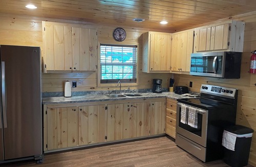 Lejunior Cabina | Secluded Cabin with a mountain view, hot tub, full kitchen, and living room.