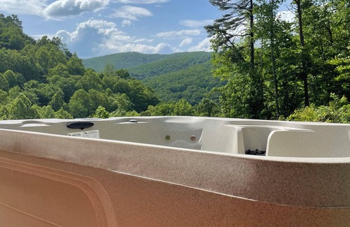 Lejunior Cabina | Secluded Cabin with a mountain view, hot tub, full kitchen, and living room.