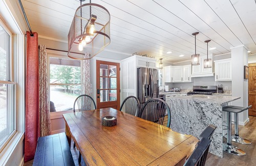 Eagle Mountain Cabina | Secluded cabin with electric fireplaces, foosball table, deck, hot tub& firepit