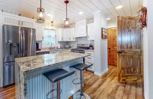 Eagle Mountain Cabina | Secluded cabin with electric fireplaces, foosball table, deck, hot tub& firepit