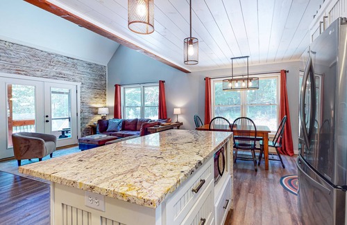 Eagle Mountain Cabina | Secluded cabin with electric fireplaces, foosball table, deck, hot tub& firepit