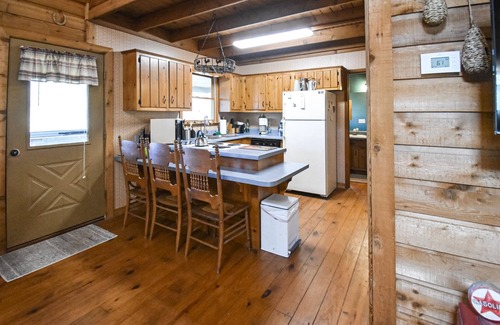Hiawassee Cabina | Secluded cabin with long range mtn views, grill, hammock, wrap-around deck, AC