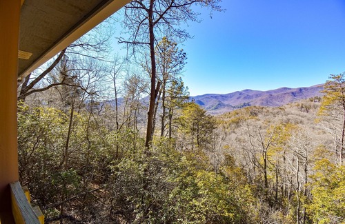 Hiawassee Cabina | Secluded cabin with long range mtn views, grill, hammock, wrap-around deck, AC