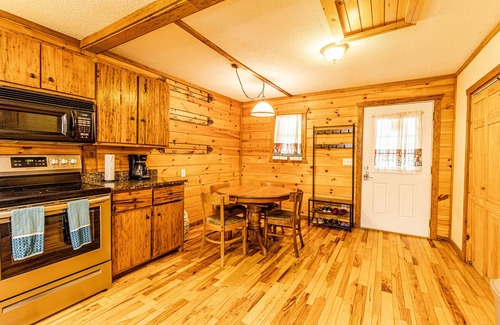 Bryson City Cabina | Secluded cabin with views/creek/wifi near GSMNP