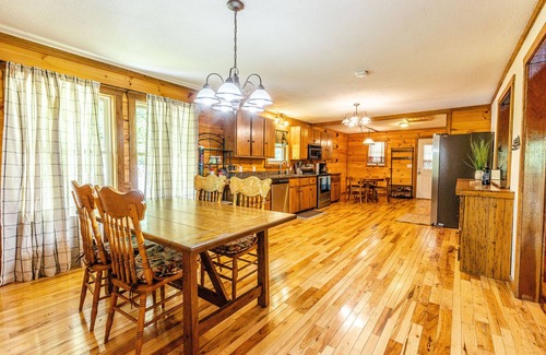 Bryson City Cabina | Secluded cabin with views/creek/wifi near GSMNP