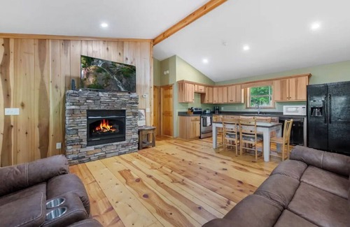 Cherry Log Cabina | Secluded cabin with hot tub, fireplace, outdoor fire pit and Tent Camping Area!