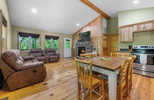Cherry Log Cabina | Secluded cabin with hot tub, fireplace, outdoor fire pit and Tent Camping Area!