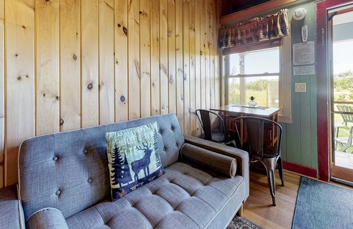 Thornton Cabina | Secluded cabin with WiFi, kitchenette, pool, tennis & firepit