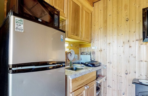 Thornton Cabina | Secluded cabin with WiFi, kitchenette, pool, tennis & firepit