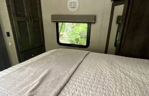 Houston Casa | Secluded Camper in the woods with swimming fishing pond