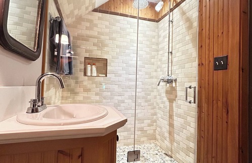 Mount Tremper Otro | Secluded Catskills Mountainside Lodge near Woodstock, Phoenicia