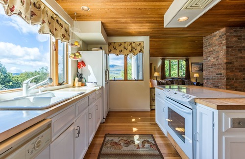 Peru Casa | Chalet aislado, vistas a la montaña, sauna + hotub (cerca de Stratton, Magic, Bromley Mt)
