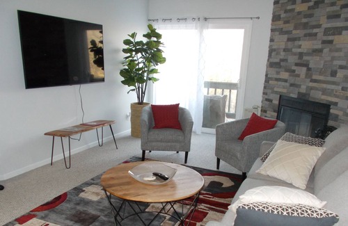 Avoca Condominio | Secluded Contemporary Lakefront Condo