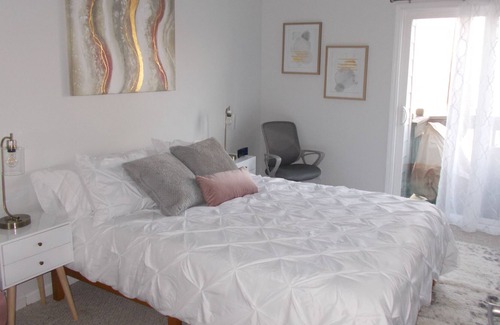 Avoca Condominio | Secluded Contemporary Lakefront Condo