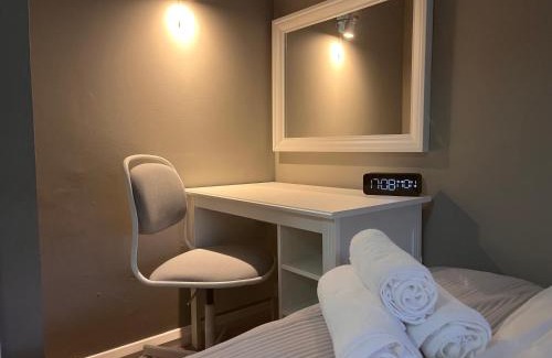Camberley Apartamento | Secluded cosy extension with free parking, sleeps 4