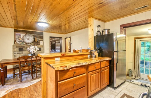 Bryson City Cabaña | Secluded cottage in quiet, walkable location with WiFi, fire pit, grill & deck