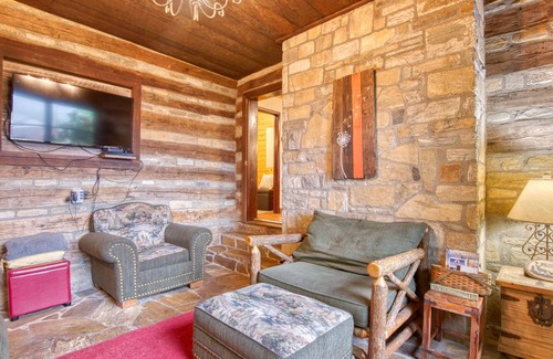 Bryson City Cabaña | Secluded cottage in quiet, walkable location with WiFi, fire pit, grill & deck