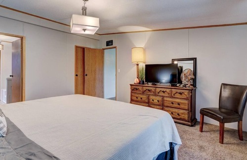 Norman Cabina | Secluded cottage on 10 acres with hot tub