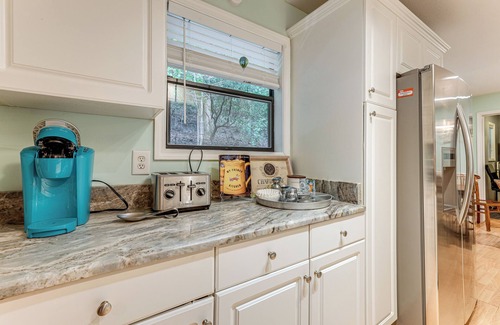 Blairsville Cabaña | Secluded Cottage w/Hot Tub in North Georgia!