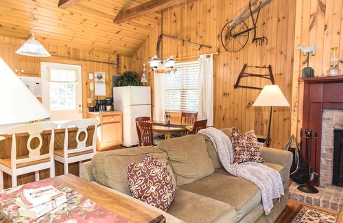 Lexington Cabina | Secluded Cottage with Indoor Hot-Tub Ideal for Couples in Virginia