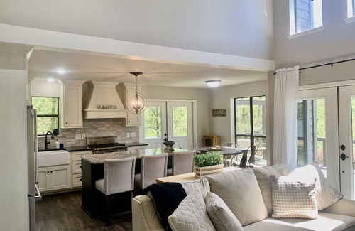 Arley Casa | Secluded Cove-Stunning Views- Sloping Lot- Near Duncan Bridge