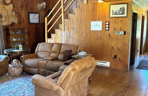 Custer County Otro | Secluded creek-side ranch house in the heart of Custer County.
