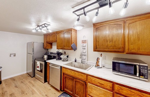 Greater Sacramento Casa | Secluded dog-friendly house close to American River with firepit, grill, W/D, AC
