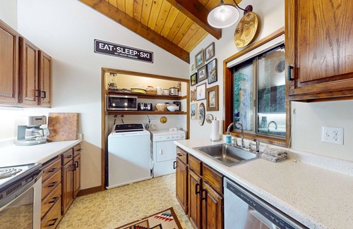 Mount Hood Village Cabina | Secluded dog-friendly cabin with two fireplaces, washer/dryer, deck & firepit