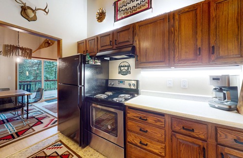 Mount Hood Village Cabina | Secluded dog-friendly cabin with two fireplaces, washer/dryer, deck & firepit