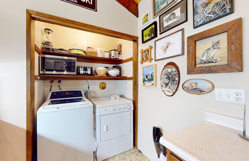 Mount Hood Village Cabina | Secluded dog-friendly cabin with two fireplaces, washer/dryer, deck & firepit