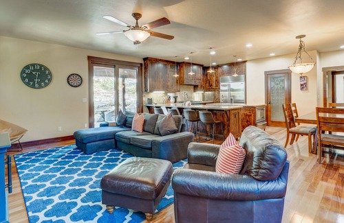 Pla-Vada Woodlands Casa | Secluded, dog-friendly home with a private hot tub, gas fireplace, washer/dryer