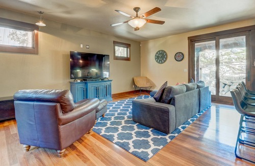 Pla-Vada Woodlands Casa | Secluded, dog-friendly home with a private hot tub, gas fireplace, washer/dryer