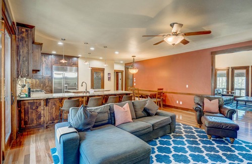 Pla-Vada Woodlands Casa | Secluded, dog-friendly home with a private hot tub, gas fireplace, washer/dryer