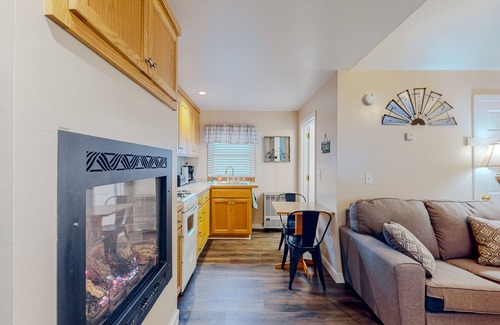 Eastern Vermont Cabina | Secluded, dog-friendly cabin with hot tub, mountain view, fireplace & deck