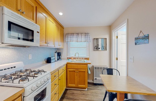 Eastern Vermont Cabina | Secluded, dog-friendly cabin with hot tub, mountain view, fireplace & deck