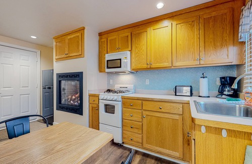 Eastern Vermont Cabina | Secluded, dog-friendly cabin with hot tub, mountain view, fireplace & deck